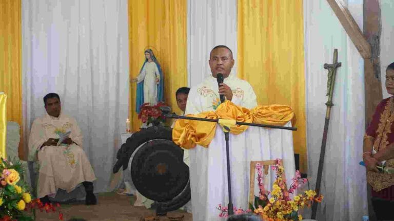 Wakil Uskup Wilayah Kei Besar RD. Yoppi Sorlury menyampaikan sambutan saat acara syukuran misa pertama Pastor baru RD. Yosep Ohoiledjaan, di Ohoi/Desa Haar RK, Kecamatan Kei Besar Utara Timur, Kabupaten Maluku Tenggara, Maluku, Selasa (13/8/2024). Foto: Dedy Rumangun