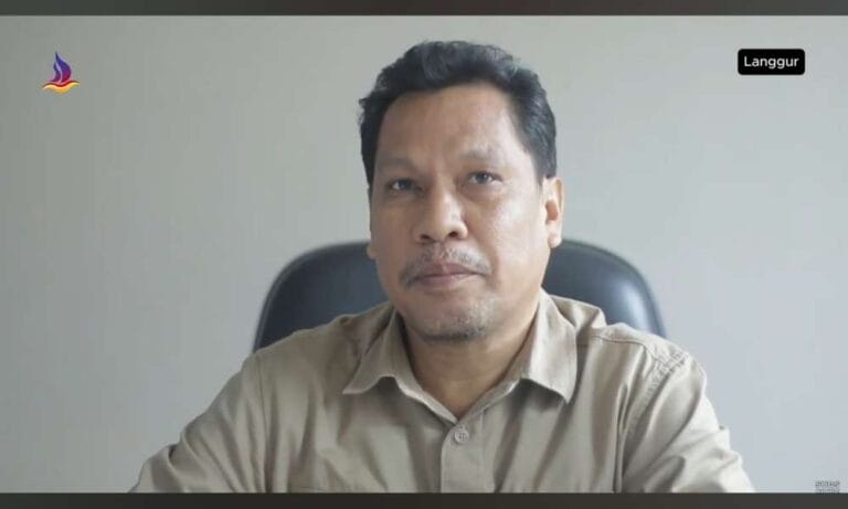 Ketua Unit Penelitian dan Pengabdian Masyarakat (UPPM) Politeknik Perikanan Negeri Tual (Polikant) Usman Madubun, diwawancarai di ruang kerjanya, Selasa (20/8/2024). Foto: Labes Remetwa