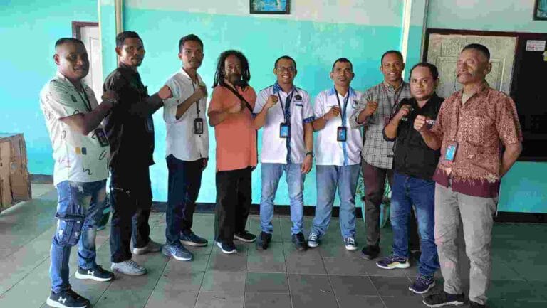 Ketua PWI Tual Abdullah Tusiek (kelima dari kiri), bersama Sekretaris Geraldo Leisubun (keenam dari kiri), pengurus PWI Kota Tual, dan salah satu senior wartawan Rudi Fofid (keempat dari kiri) foto bersama usai konferensi pers di Tual, Selasa (17/9/2024). Foto: Sony Betaubun