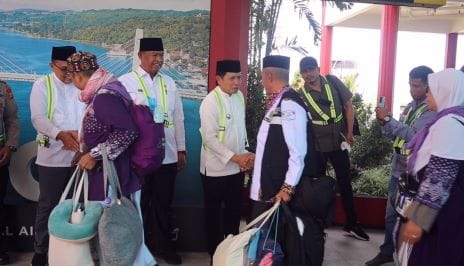 Sadali Sambut Kedatangan Petugas dan Jemaah Haji Provinsi Maluku