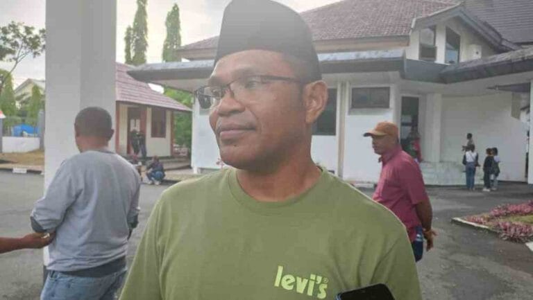 Ketua DPRD Maluku Tenggara Minduchri Kudubun diwawancarai usai aksi demonstrasi OKP Cipayung (PMKRI, PMII, dan GMKI), di Kantor DPRD Malra, Jumat (18/10/2024). Foto: Sony Betaubun
