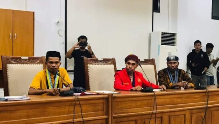 Kiri ke kanan: Ketua PMII Maluku Tenggara Fandi Jamlean, Ketua Presidium PMKRI Cabang Langur Sanherip Yakobus Lanikari, Ketua GMKI Cabang Tual-Malra Kristo Omaratan, beraudiens dengan DPRD Malra di ruang rapat DPRD Malra, Jumat (18/10/2024). Foto: Facebook Sanherip Lanikari Rmp