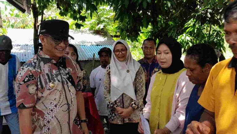 Plt. Kepala Dinas Koperasi dan UKM Kota Tual Misros Jabkenyanan (tengah, kerudung putih), mendampingi Pj. Wali Kota Tual R. Affandy Z. Hasanusi dalam kegiatan pembagian dokumen Nomor Induk Berusaha (NIB) dan sertifikat halal kepada para pelaku UMKM di wilayah Kecamatan Dullah Utara, Kamis (17/10/2024). Foto: Labes Remetwa