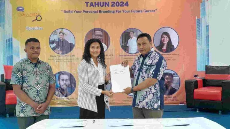 Direktur Polikant Jusron A. Rahajaan dan Kepala Sekolah (Kepsek) SMK Kasih Theresia Bombay Agrapina Sangur, menunjukkan dokumen kerja sama usai penandatanganan, di Ballroom Kantor Pusat Polikant, Selasa (15/10/2024). Foto: Labes Remetwa