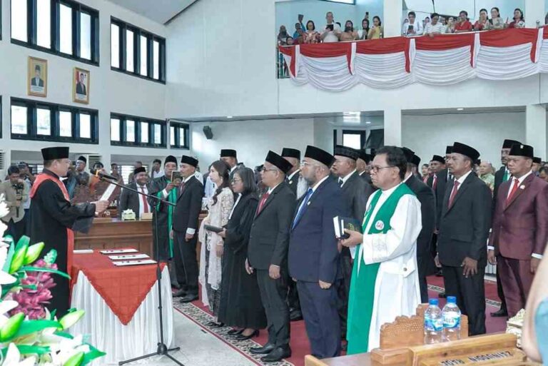 Wakil Ketua Pengadilan Negeri Tual, Anggalanton Boang Manalu, mengambil sumpah dan janji 25 anggota DPRD Malra 2024-2029. Acara pengambilan sumpah dan janji dilaksanakan di ruang Sidang Utama DPRD Malra, Jumat (1/11/2024). Foto: Doskominfo Malra