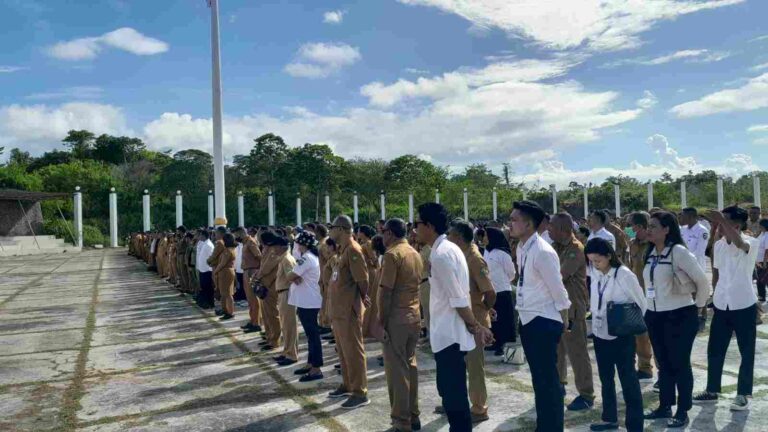 Suasana apel akbar perdana yang dipimpin Pj. Bupati Malra Samuel Huwae di Lapangan Upacara Kantor Bupati, Senin (11/11/2024). Foto: Labes Remetwa