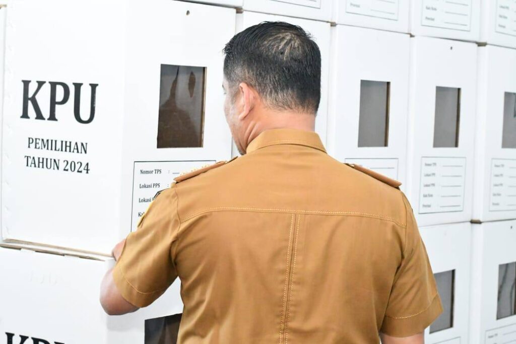 Penjabat Walikota saat melihat Persiapan Logistik dan Seluruh Perangkat,  menurut laporan KPU Kota Tual telah rampung 80 Persen, dan aspek Pelipatan Surat Suara, Penyortiran dan Kebutuhan Penting lain yang  berdampak Positif dalam Pelaksanaan Pilkada di 27 November mendatang.