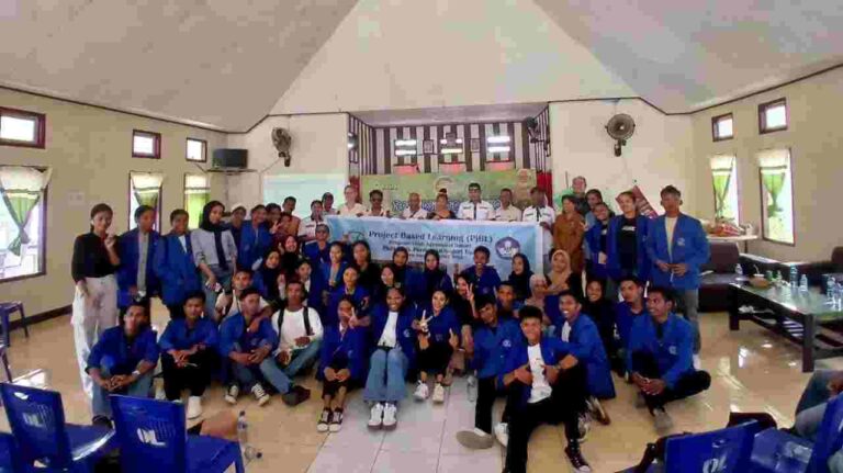 Foto bersama mahasiswa, dosen, wisatawan, perangkat ohoi dan Pokdarwis Ohoi Letvuan, usai kegiatan Letvuan Paradise Tour, di Balai Ohoi Letvuan, Selasa (12/11/2024). Foto: Mahasiswa Polikant/Riski Jumatul