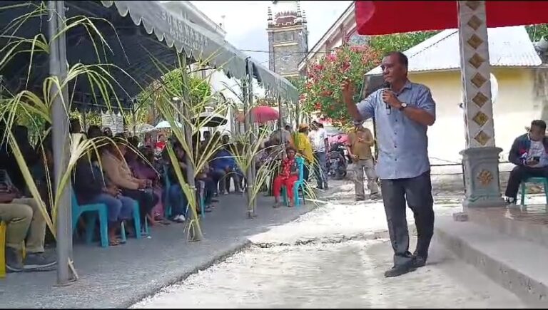 Mantan Anggota DPRD Kabupaten Maluku Tenggara Thomas Ulukyanan berorasi dalam kampanye pasangan calon Maryadat di Ohoi Ngilngof, Kecamatan Manyeuw, Rabu (6/11/2024). Foto: Dedy Rumangun
