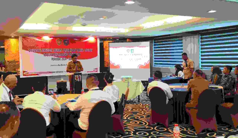 Penjabat Gubernur Maluku, Sadali le, saat memberikan sambutan pada pembukaan orientasi DPRD Kabupaten Maluku Tenggara Periode 2024-2029 pada Selasa (19/11/2024) di Swiss-Belhotel Ambon.
