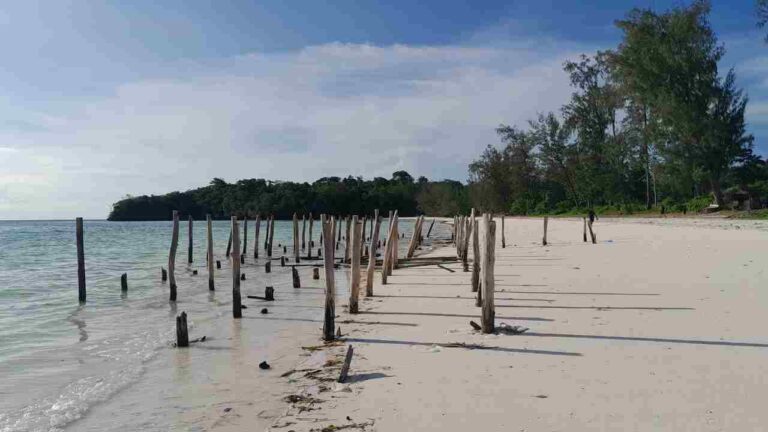 Kondisi terkini panggung FPMK di Pantai Ngiarwarat, Ohoidertawun, Maluku Tenggara. Foto: Labes Remetwa