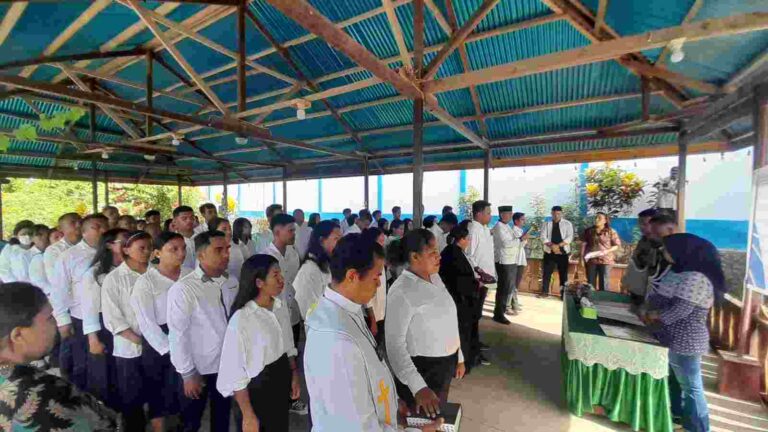 Ketua Panwaslu Kecamatan Kei Kecil, Herwel Benny Ubra, melantik 50 anggota PTPS yang bertugas di 50 TPS di kecamatan tersebut. Acara pelantikan dan pengambilan sumpah berlangsung di Fid Tilus Cafe & Resto, Kolser, Senin (4/11/2024). Foto: Labes Remetwa