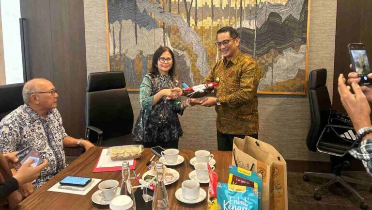 Pj. Wali Kota Tual R. Affandy Z. Hasanusi melakukan audiensi dengan Pimpinan Ardhya Business Park sebagai operator Trigana Air, di Kantor Pusat Trigana Air, Jumat (8/11/2024). Foto: Humas Pemkot Tual
