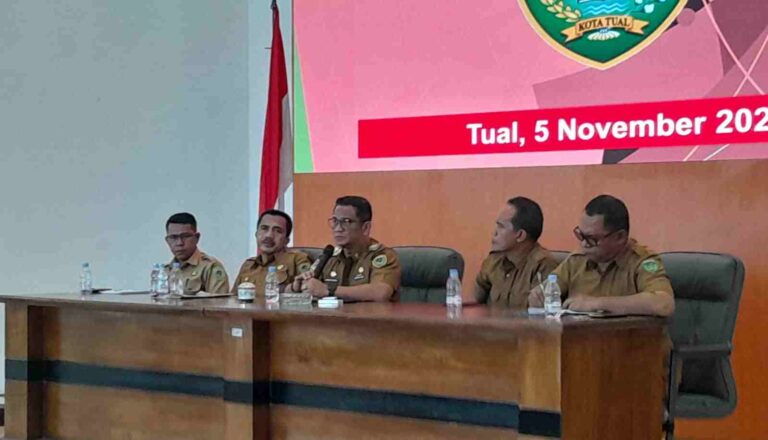 Pj. Wali Kota Tual R. Affandy Z. Hasanusi memimpin rapat bersama kepala ohoi/finua dan ketua RT se-Kota Tual di Pendopo Yarler, Selasa (5/11/2024). Foto: Labes Remetwa