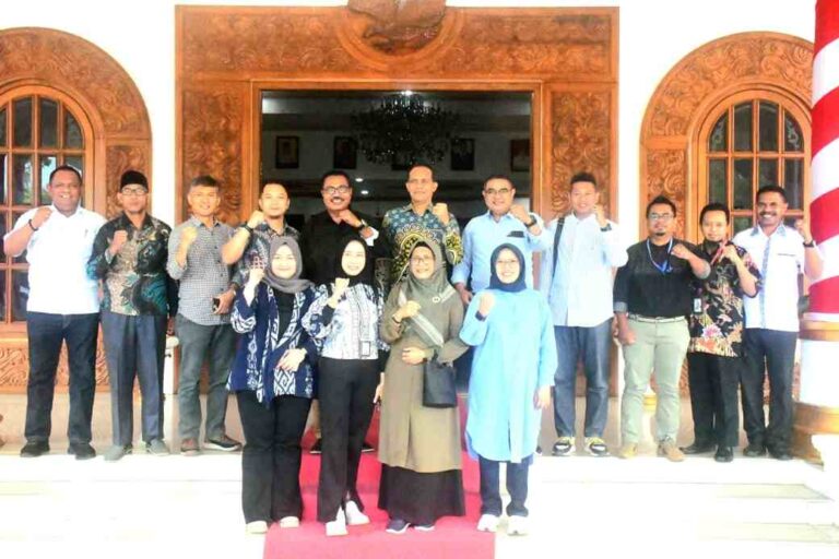 Foto bersama perwakilan Kementerian Kelautan dan Perikanan bersama Pemerintah Kota Tual usai Rapat Koordinasi (Rakor) di Tual, Senin (30/10/2024). Foto: Humas Pemkot Tual