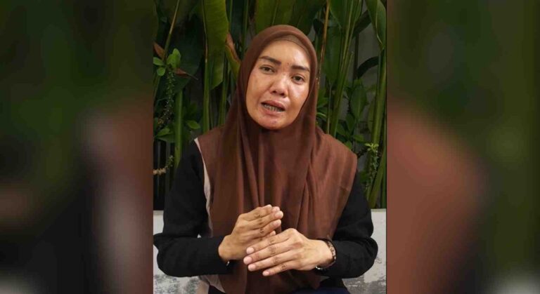 Plh. Sekda Malra Ana Yunus diwawancarai di kediamannya, Sabtu (28122024). Foto Labes Remetwa