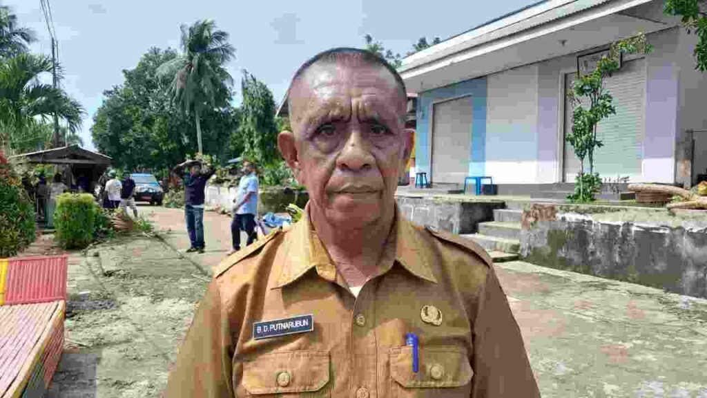 Kepala Badan Penanggulangan Bencana Daerah (BPBD) Malra Bernard Daud Putnarubun diwawancarai saat meninjau kondisi warga di Debut, Kecamatan Manyeuw, Maluku Tenggara, Selasa (17/12/2024). Foto: Labes Remetwa
