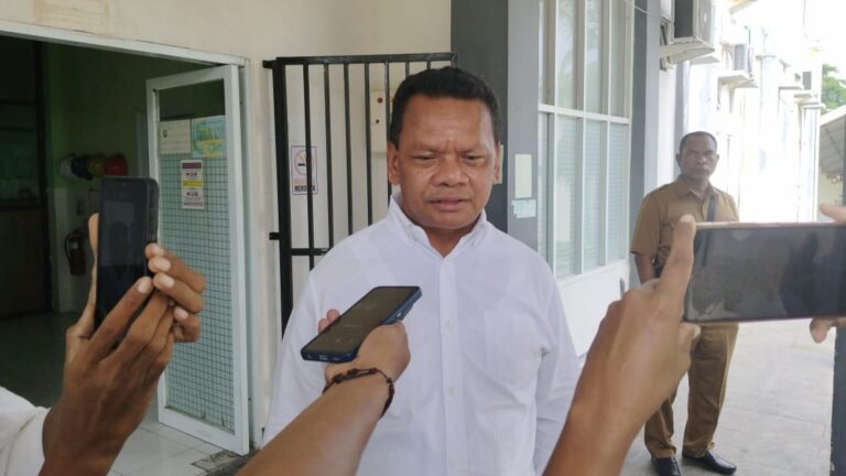 Ketua DPRD Malra Stepanus Layanan diwawancarai usai menjenguk dokter korban kekerasan d RSUD Karel Sadsuitubun Langgur, Senin (9/12/2024). Foto: Labes Remetwa