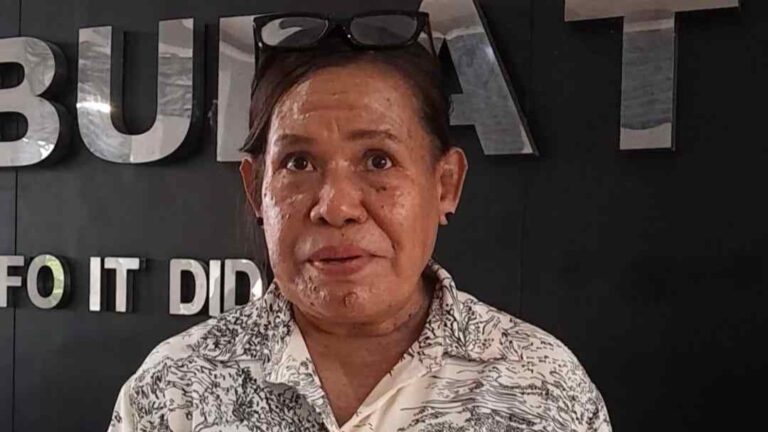 Ketua Panitia HUT ke-72 Kabupaten Maluku Tenggara, Theresia Tamnge, diwawancarai usai rapat di Kantor Bupati Malra, Sabtu (28/12/2024). Foto: Labes Remetwa