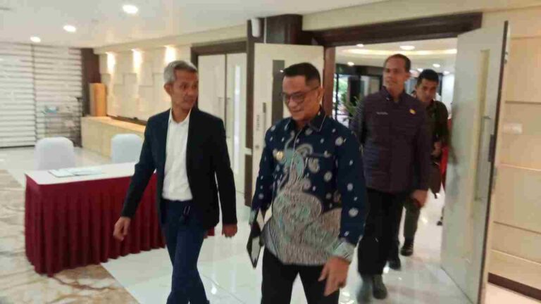 Pj. Wali Kota Tual R. Affandy Z. Hasanusi meminta tambahan kuota Bahan Bakar Minyak (BBM) dari Badan Pengatur Hillir Minyak dan Gas Bumi (BPH Migas). Permintaan itu disampaikan dalam Rapat Koordinasi (Rakor) antara Pemkot Tual dengan BPH Migas di Kantor Pusat BPH Migas Jakarta, Senin (16/12/2024). Foto: Humas Pemkot Tual