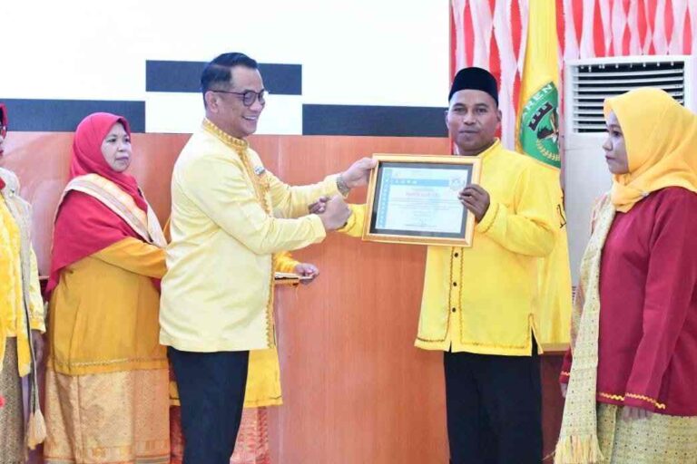 Pj. Wali Kota Tual R. Affandy Z. Hasanusi memnyerahkan piagam penghargaan kepada salah satu perwakilan guru dalam acara Ramah Tamah Peringatan Hari Guru Nasional (HGN) ke-79 di Pendopo Yarler, Senin (9/12/2024). Foto: Humas Pemkot Tual