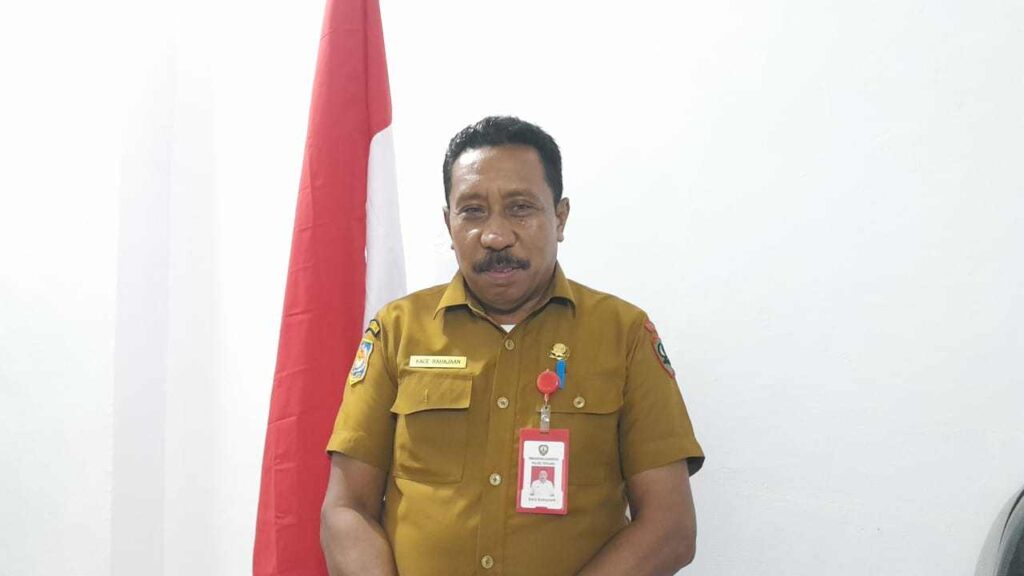 Malra Dapat Tambahan Dana Desa Sebesar Rp4 Miliar untuk 38 Ohoi 1 Plt. Kepala Dinas Pemberdayaan Masyarakat Desa, Perlindungan Perempuan dan Anak Kabupaten Maluku Tenggara (PMD-PPA Malra), Kace Rahajaan, diwawancarai di ruang kerjanya, Senin (16/12/2024). Foto: Labes Remetwa