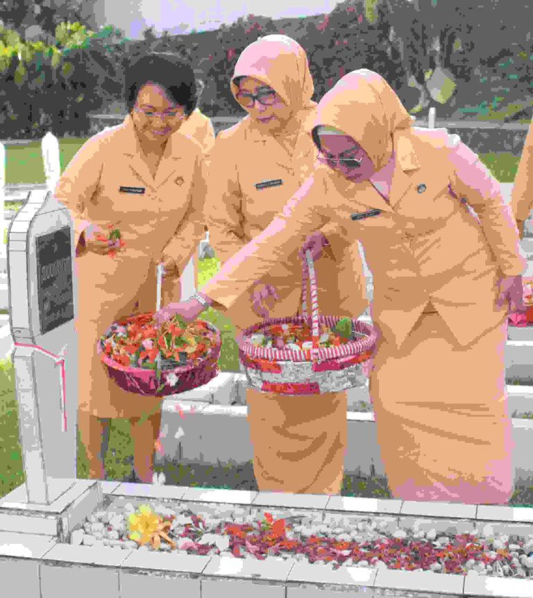 Sambut Hut Ke-25 DWP Provinsi Maluku Lakukan Ziarah dan Anjangsana
