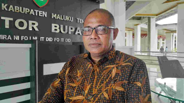Kepala Dinas Koperasi dan UKM Kabupaten Maluku Tenggara (Malra) Munawir Matdoan diwawancarai di Kantor Bupati Malra, Kamis (23/1/2025). Foto: Labes Remetwa