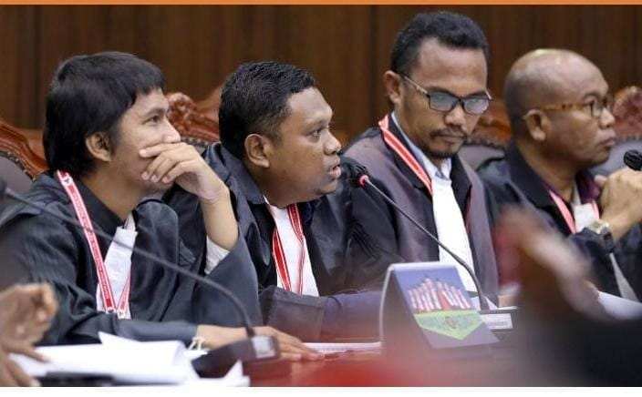 Kuasa Hukum Pasangan Calon Bupati dan Wakil Bupati Maluku Tenggara (Malra) Nomor Urut 1 Martinus Sergius Ulukyanan - Ahmad Yani Rahawarin, Meifie Hanafi Rabrusun (kedua dari kiri), dalam sidang di Mahkamah Konstitusi.