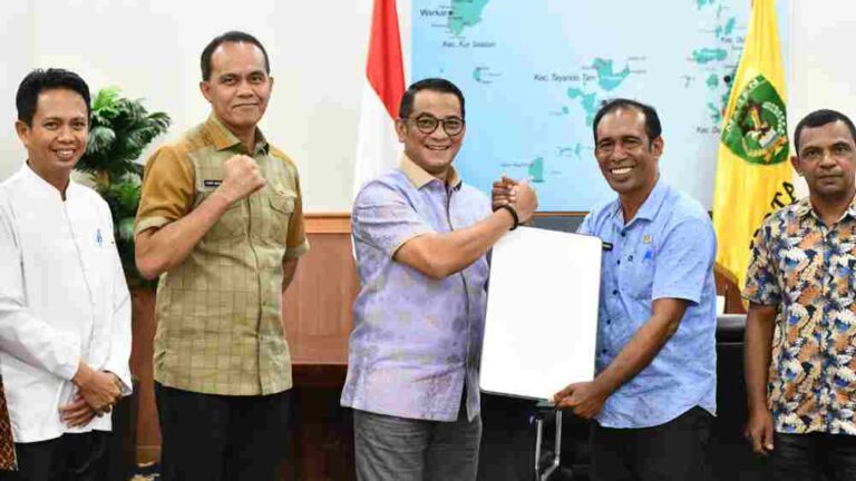 Penjabat (Pj) Wali Kota Tual R. Affandy Z. Hasanussi menyerahkan dua buah perangkat Starlink ke dua kecamatan pulau-pulau. Penyerahan perangkat layanan internet berbasis satelit itu dilakukan oleh Hasanussi kepada Camat Tayando Tam dan Camat Kur Selatan di ruang kerjanya, Jumat (10/1/2025). Foto: Humas Pemkot Tual