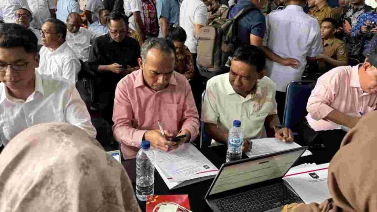Wali Kota dan Wakil Wali Kota Tual terpilih Periode 2025-2030, Akhmad Yani Renuat - Amir Rumra (AYR-AR), menjalani pemeriksaan kesehatan di Kantor Kementerian Dalam Negeri (Kemendagri), Senin (17/2/2025). Foto: TribunMaluku/Dullah Tusiek