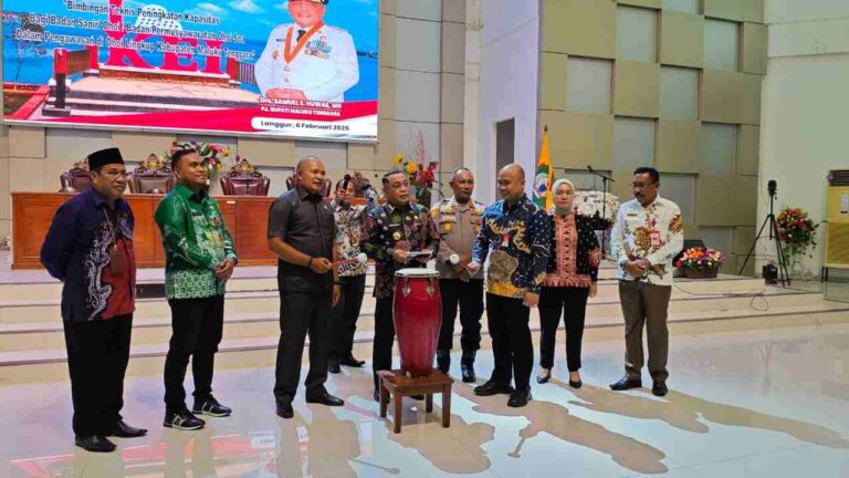 Dinas PMD-PPA Maluku Tenggara menggelar Bimbingan Teknis (Bimtek) terhadap lembaga legislatif tingkat ohoi/desa. Kegiatan tersebut dibuka oleh Pj. Bupati Malra Samuel Huwae di Aula Kantor Bupati, Kamis (6/2/2025). Foto: Labes Remetwa-Tingkatkan Kapasitas Lembaga Legislatif Ohoi, Pemkab Malra Adakan Bimtek Empat Hari