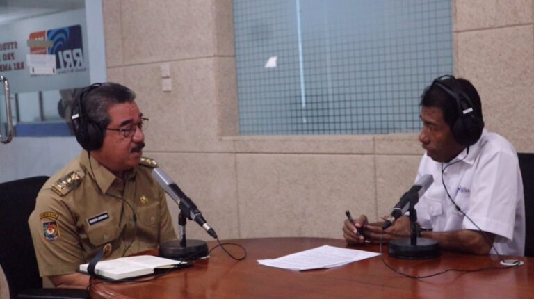 Gubernur Maluku Hendrik Lewerissa, dalam acara Dialog Interaktif: Satu Jam Bersama Gubernur Maluku yang diselenggarakan oleh RRI Ambon di Studio Program 1, pada Senin (10/3/2025).