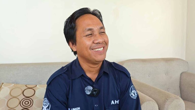 General Manager CU AHA Philipus Rumlus diwawancarai di sela-sela kegiatan Rapat Anggota Tahunan (RAT) ke-17 CU AHA di Hotel Grand Villia, Langgur, Sabtu (1/3/2025). Foto: Labes Remetwa