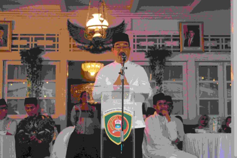 Gubernur Borong Sembako di Pasar Murah untuk Dibagikan ke Masyarakat