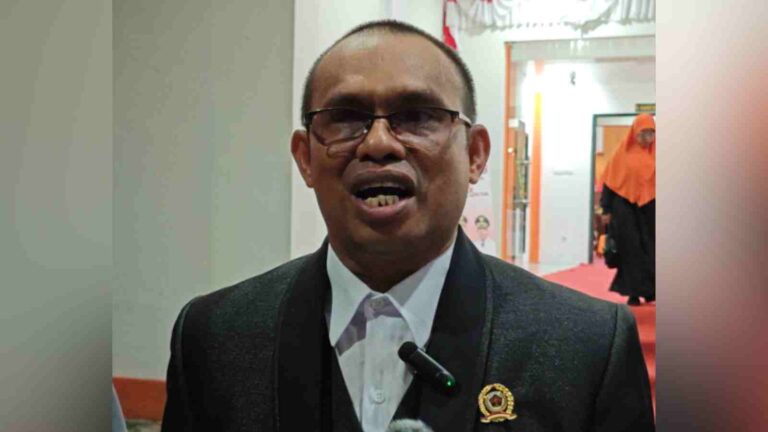 Ketua PWI Kota Tual Abdullah Tusiek diwawancarai usai Rapat Paripurna Penyampaian Pidato Perdana di Kantor DPRD setempat, Jumat (7/3/2025). Foto: Labes Remetwa