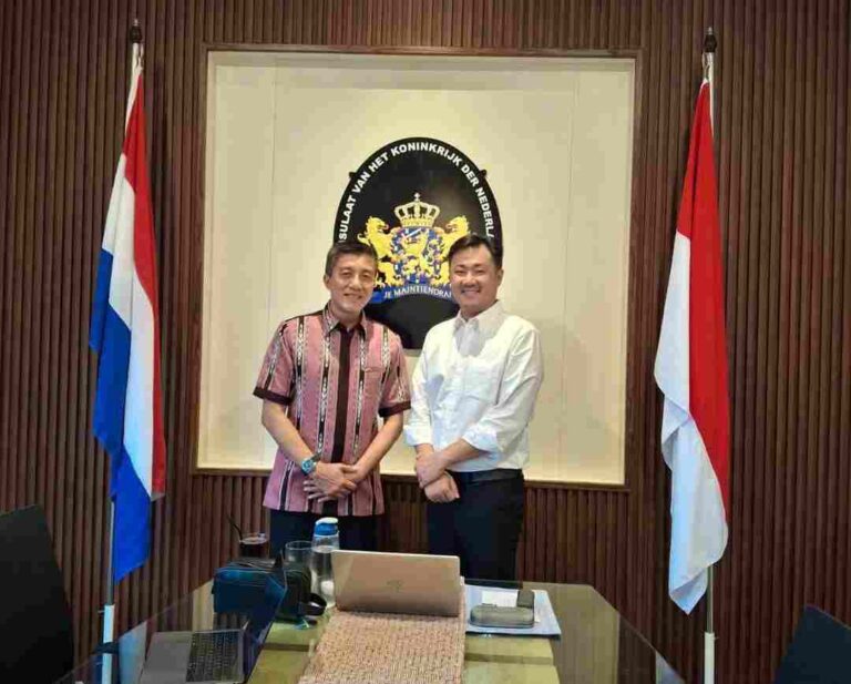 Bupati Ricky Jauwerissa mengadakan pertemuan dengan Konsul Kehormatan Kerajaan Belanda di Ambon, Kun Kusno, pada Selasa (11/3/2025).