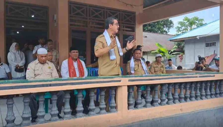 Gubernur Maluku Hendrik Lewerissa bersama Wakil Gubernur Abdullah Vanath mengunjungi Negeri Kailolo, Kecamatan Pulau Haruku, Kabupaten Maluku Tengah, Selasa (8/4/2025).