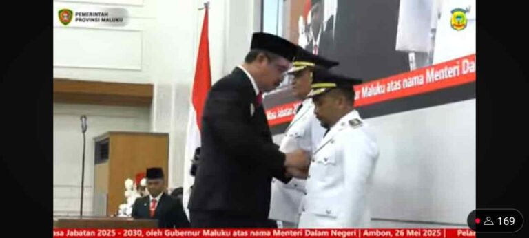 Prosesi pelantikan dipimpin langsung oleh Gubernur Maluku, Hendrik Lewerissa, bertempat di Kantor Gubernur Maluku, Senin (26/5).