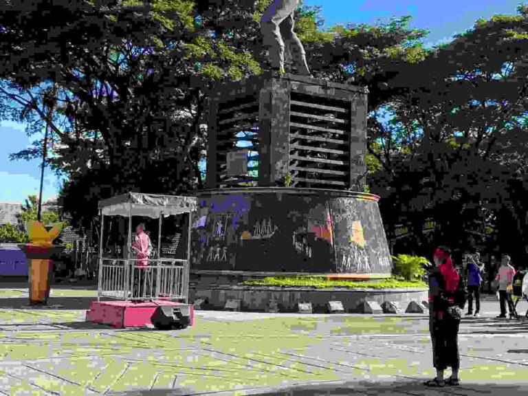 Pemerintah Kota (Pemkot) Ambon menggelar Upacara Peringatan Hari Pahlawan Nasional Kapitan Pattimura ke-208 di Lapangan Pattimura Park, Kamis (15/5/2025).