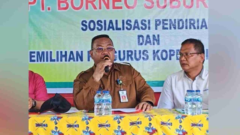 Kepala Dinas Perindustrian, Perdagangan, Koperasi, dan UKM (Disperindagkop dan UKM) Kabupaten Teluk Bintuni, Ongen Pattikawa (kiri), menghadiri kegiatan pembentukan koperasi mitra oleh PT. Borneo Subur Prima (BSP) di Balai Pertemuan Distrik Aroba, Selasa (6/5/2025). Foto: Labes Remetwa