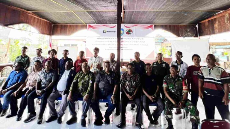 Kepala Dinas Perindustrian, Perdagangan, Koperasi, dan Usaha Kecil Menengah (Disperindagkop dan UKM) Kabupaten Teluk Bintuni, Ongen Pattikawa (depan, keenam dari kiri), mendampingi pembentukan Koperasi Merah Putih di Kampung Waraitama SP I, Distrik Manimeri, Kabupaten Teluk Bintuni, Papua Barat, Sabtu (24/5/2025).
