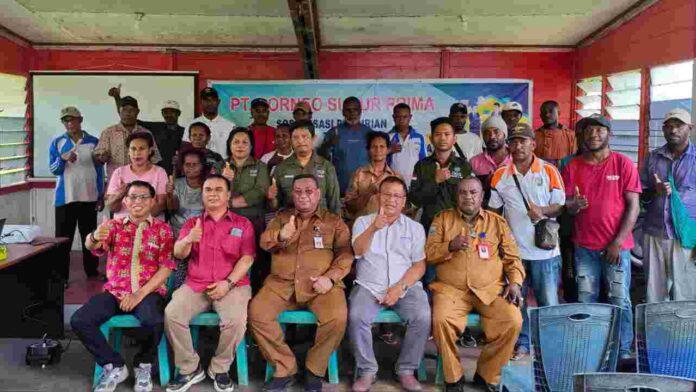 Foto bersama Kepala Dinas Perindustrian, Perdagangan, Koperasi, dan UKM (Disperindagkop dan UKM) Teluk Bintuni Ongen Pattikawa (depan, tengah) dan staf, Manajer PT. Borneo Subur Prima (BSP) Maradu Pandjaitan (kedua dari kanan) dan jajaran, bersama warga Distrik Aroba, di Balai Pertemuan Kantor Distrik Aroba, Teluk Bintuni, Papua Barat, Selasa (6/5/2025). Foto: Labes Remetwa