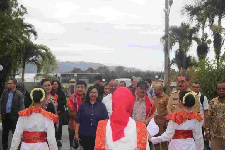 Menteri PPN/BAPPENAS, Rachmat Pambudy dan rombongan disambut dengan tarian selamat datang khas Maluku, yaitu tari lenso, serta pengalungan syal tenun sebagai simbol keramahan dan kehormatan.