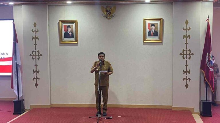 Wali Kota Ambon Bodewin Wattimena memberikan sambutan saat Pelantikan Pengurus dan Dewan Penasehat FKUB periode 2025-2030, Selasa (17/6/2025).