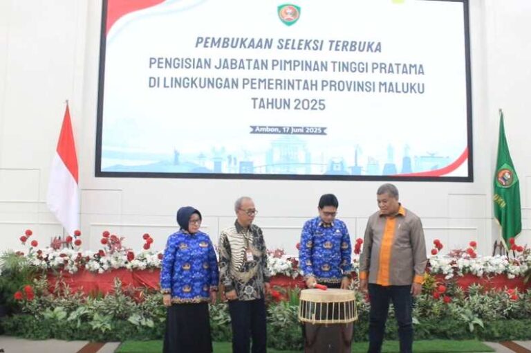 Sekretaris Daerah Maluku Sadali Ie membuka secara resmi seleksi jabatan pimpinan pratama Maluku dengan pemukulan tifa, Selasa (17/6/2025) bertempat di Aula Lantai 7 Kantor Gubernur Maluku.