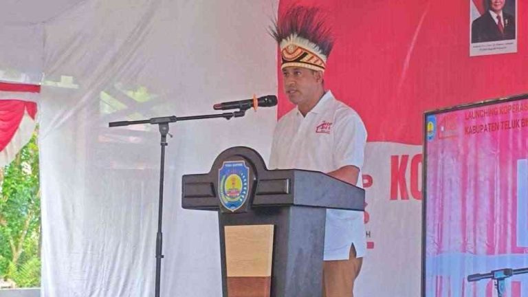 Bupati Teluk Bintuni Yohanis Manibuy menyampaikan sambutan dalam acara launching Koperasi Merah Putih di Kampung Sidomakmur, Distrik Aroba, Senin (21/7/2025). Foto: Labes Remetwa