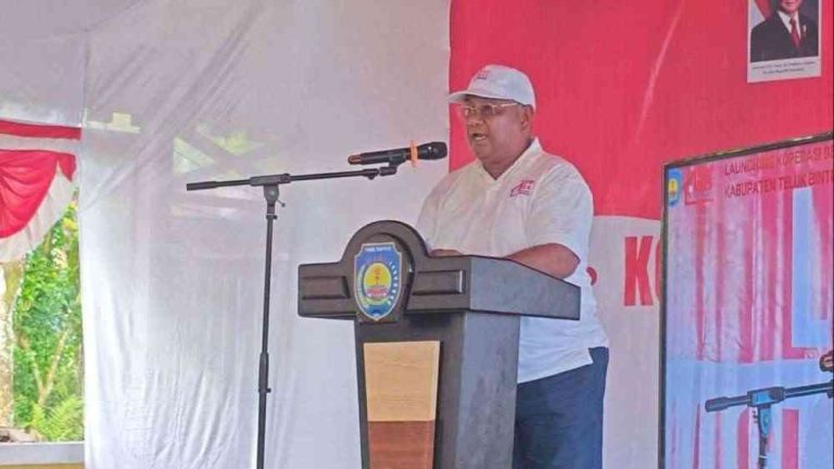 Kepala Dinas Perindustrian, Perdagangan, Koperasi, dan UMKM (Disperindagkop dan UMKM) Teluk Bintuni, Ongen Pattikawa, menyampaikan laporan saat acara peluncuran Koperasi Merah Putih di Kampung Sidomakmur, Distrik Aroba, Teluk Bintuni, Papua Barat, Senin (21/7/2025). Foto: Labes Remetwa