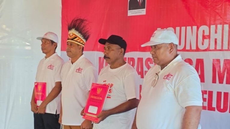 Foto bersama Bupati Teluk Bintuni Yohanis Manibuy (kedua dari kiri), Kepala Disperindagkop dan UMKM Ongen Pattikawa (paling kanan), usai menyerahkan dokumen Administrasi Hukum Umum (AHU), dalam acara launching Koperasi Merah Putih di Kampung Sidomakmur, Distrik Aroba, Senin (21/7/2025). Foto: Labes Remetwa