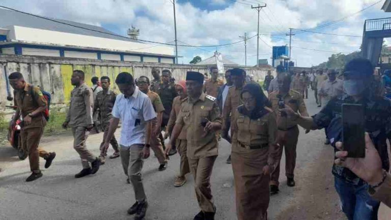 Wakil Wali Kota Tual Amir Rumra dan Tim Pengendali Inflasi Daerah (TPID) melakukan inspeksi mendadak (Sidak) di Pasar Maren, Kota Tual, Maluku, Senin (21/7/2025). Foto: Bernadeta Casandra